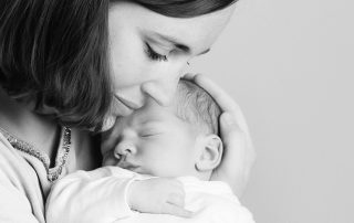 newborn mit mama, babyfotos muenchen ingolstadt fotografin radmila kerl dier