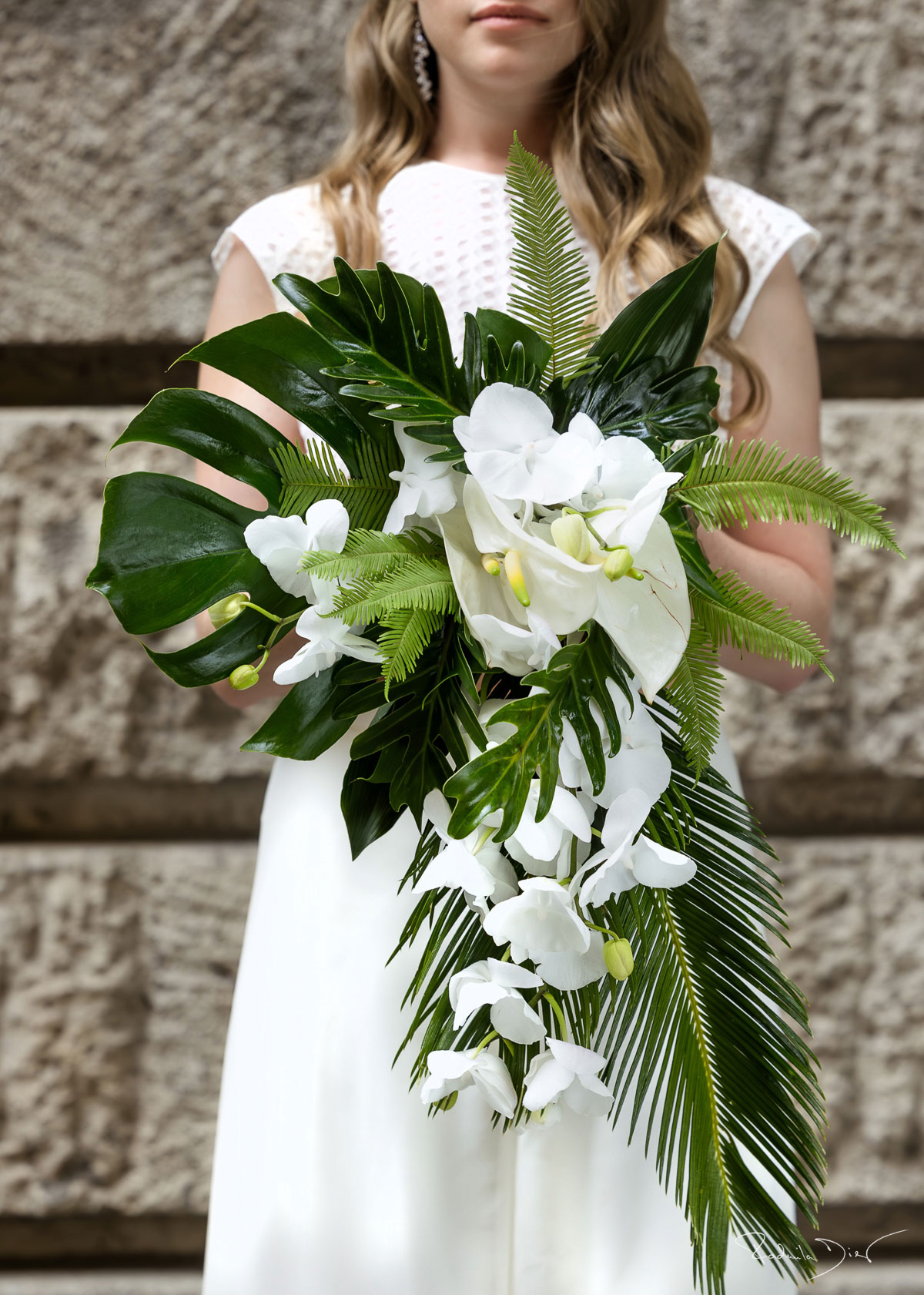 moderner eleganter Brautstrauß weiß grün